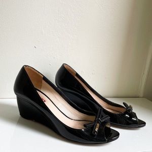 Cute alert! Vintage Prada bow peep toe wedges.